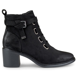 Fekete velúr női alacsony sarkú csizma a Salin márkától