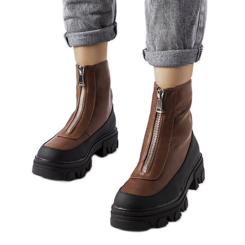 Inna Barna, vaskos bokacsizma a Morley cégtől