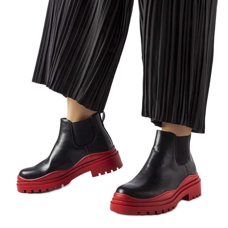 Fekete bokacsizma egy színes Marinone platformon