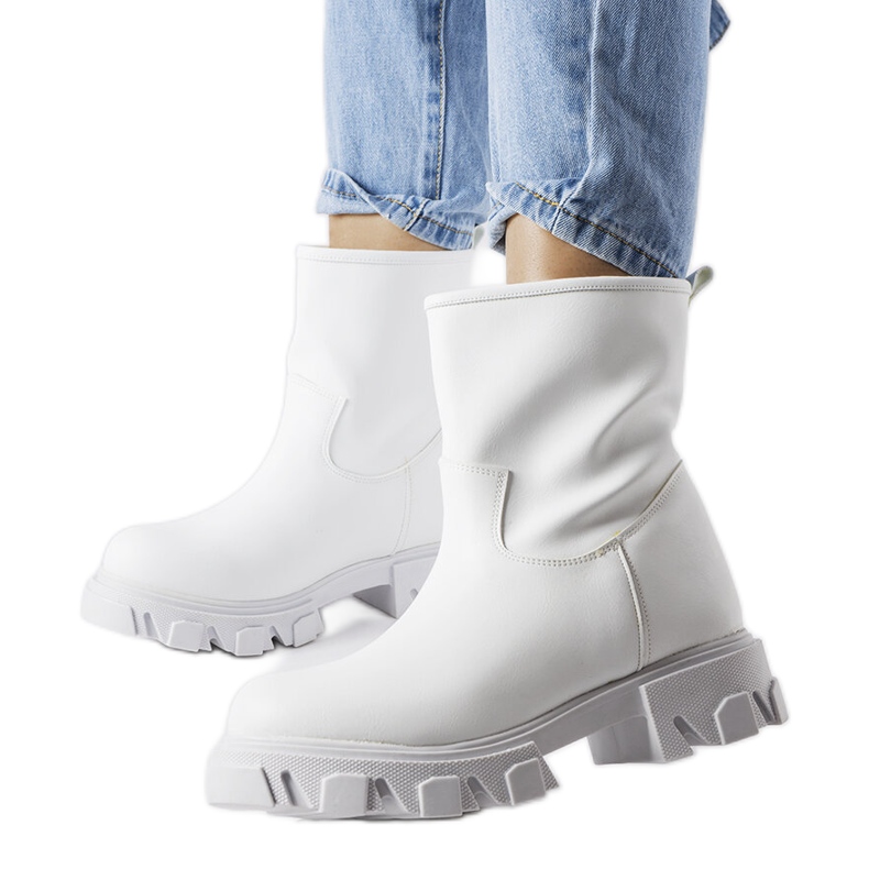 A Wuori márka fehér bebújós munkáscipője