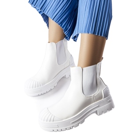 Inna Lange fehér munkáscsizma gumibetétekkel