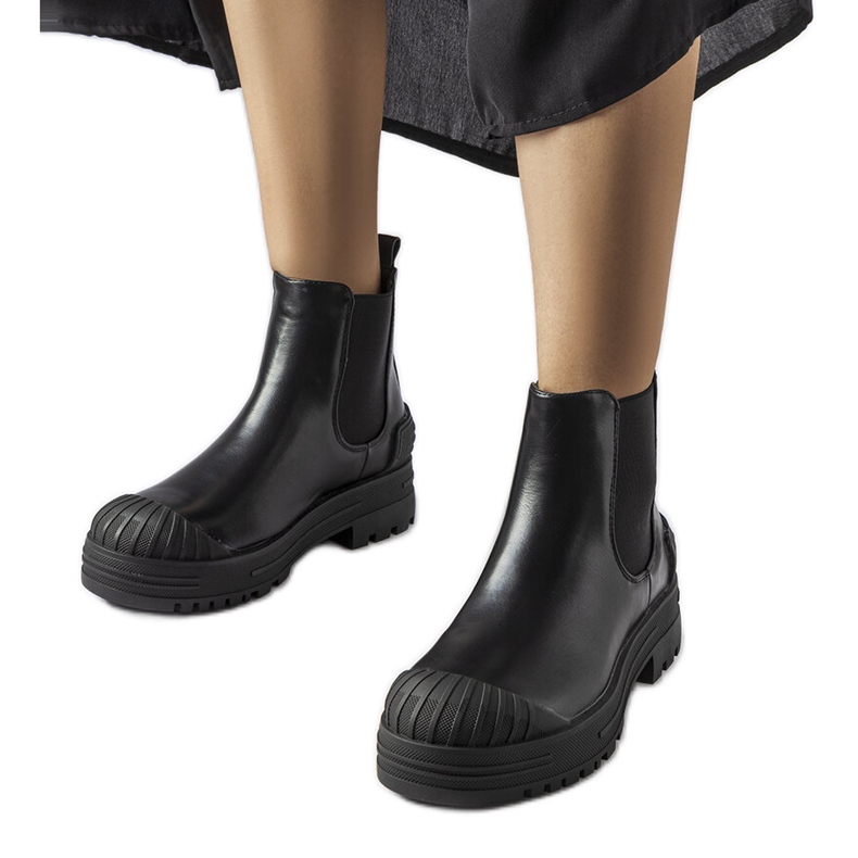 Fekete munkáscsizma gumibetétekkel a Lange-tól