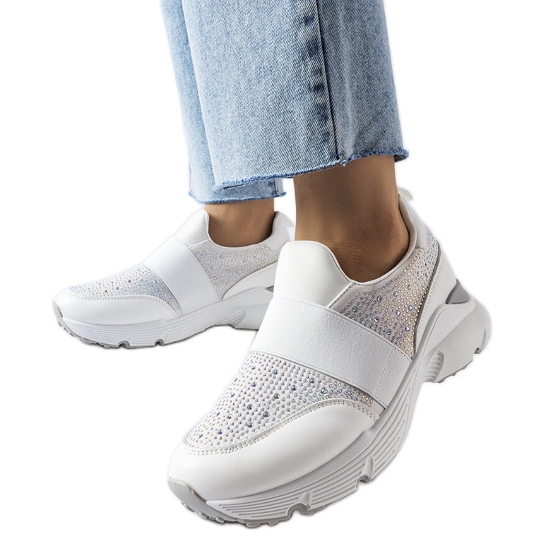 Az Algiso fehér tornacipő strasszokkal