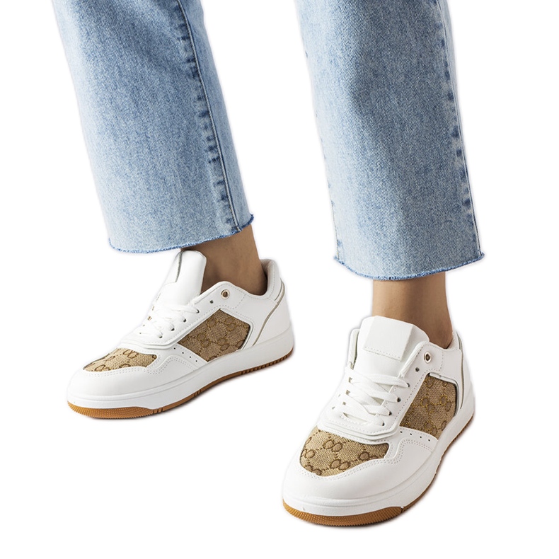 Inna Isidor monogrammal díszített fehér tornacipő