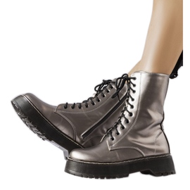 Barna fémes munkások a Calcirellitől Barna fémes munkások a Calcirellitől