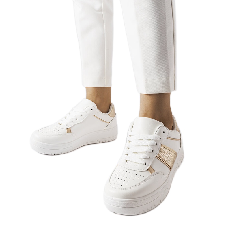 Fehér és arany sportcipők a Parmából