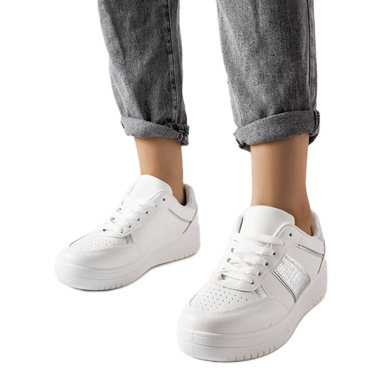 Fehér és ezüst sportcipő a Parmától