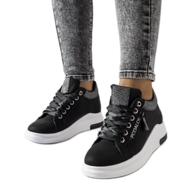 Inna Fekete ékszeres tornacipő Birminghamből