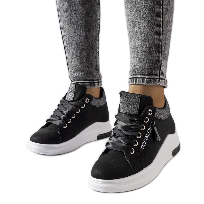 Inna Fekete ékszeres tornacipő Birminghamből