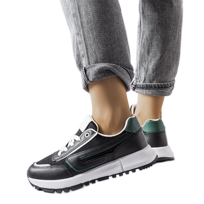 Inna Fekete tornacipő zöld díszítéssel Tod