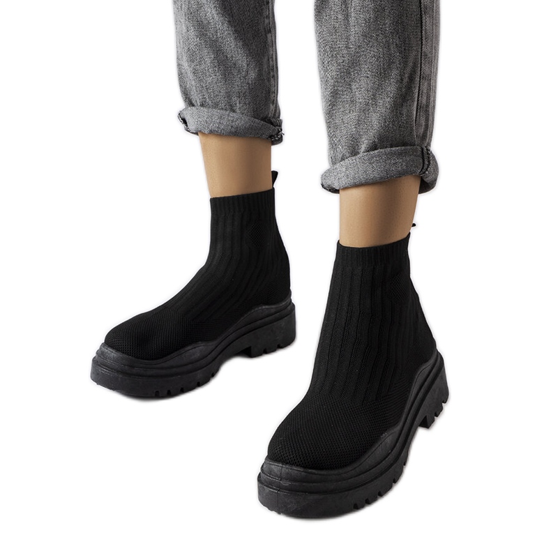 Fekete magas szárú tornacipőt jelöl