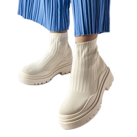 Jellegzetes bézs színű magas felső tornacipő