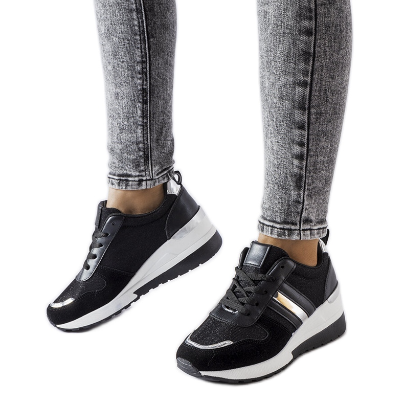 Inna Fekete és ezüst ékszeres tornacipő a Titusville-től