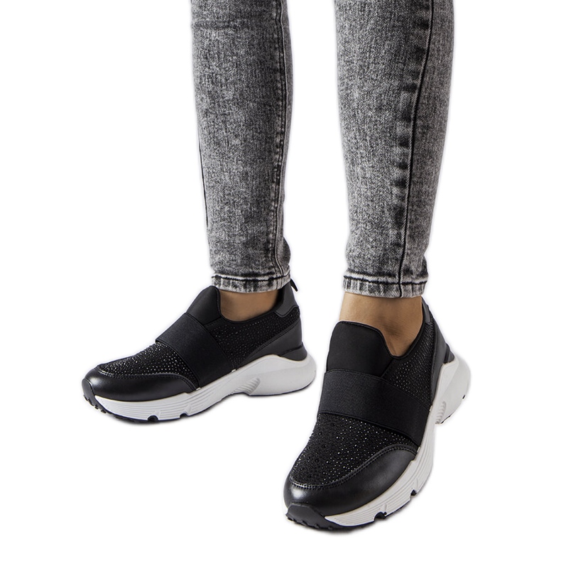 Fekete tornacipő strasszokkal az Algiso cégtől