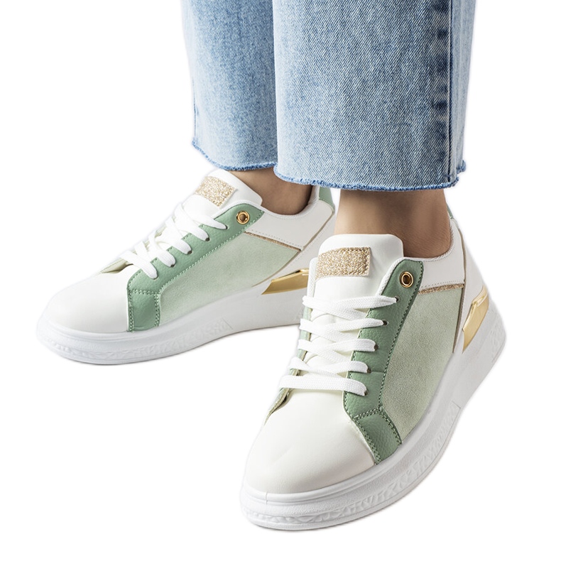 Inna A Palais fehér és zöld cipője arany díszítéssel