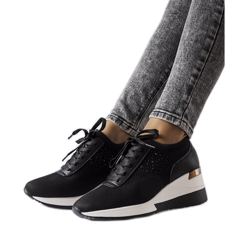 Inna Fekete strasszos cipők a Vala-tól