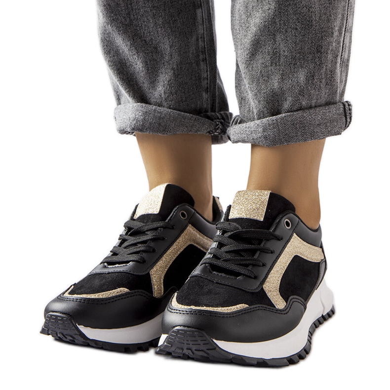 Inna Fekete tornacipő csillámos díszítéssel a Busso cégtől