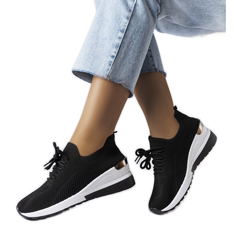 Inna Fekete ékszeres tornacipő az Alberica márkától