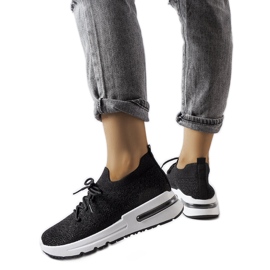 Inna Fényes Randolph szállal díszített fekete tornacipő