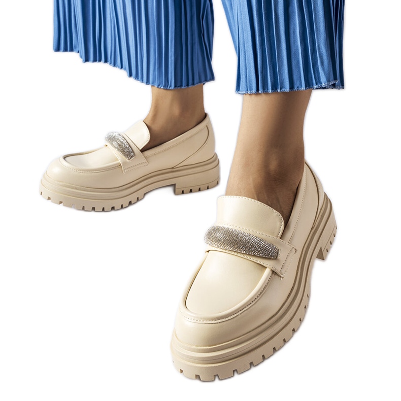 Hartfordi bézs mokaszinok strasszokkal