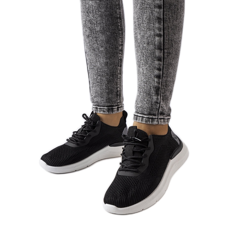 Fekete-fehér tornacipő a Nelsontól