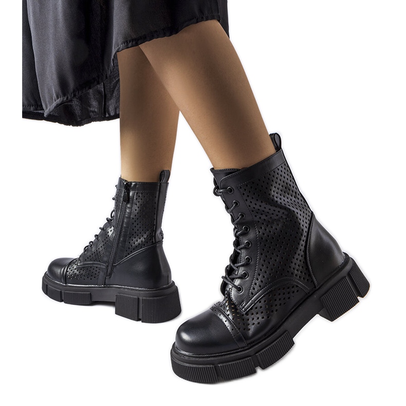 Corpus fekete áttört csizma