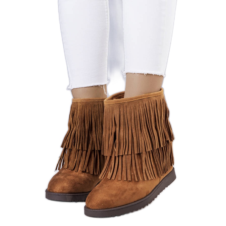 A Rivière márka barna ékes csizmája bojttal