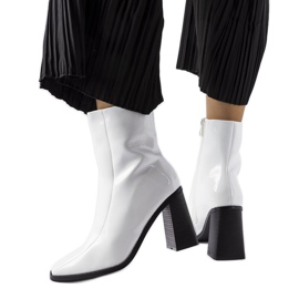 Jelica fehér lakkos bokacsizma