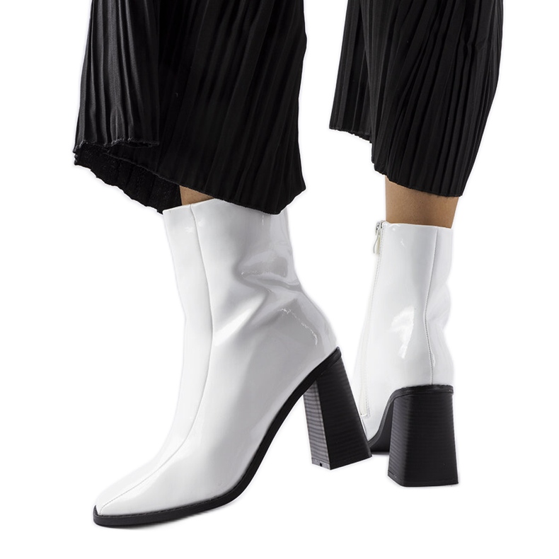 Jelica fehér lakkos bokacsizma