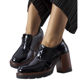 Fekete lakkcipő magassarkúval a Vincezától