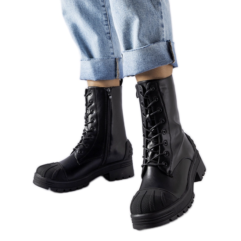 Fekete munkáscipő vastag Manara talppal