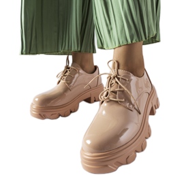 Kelly bézs lakkcipő