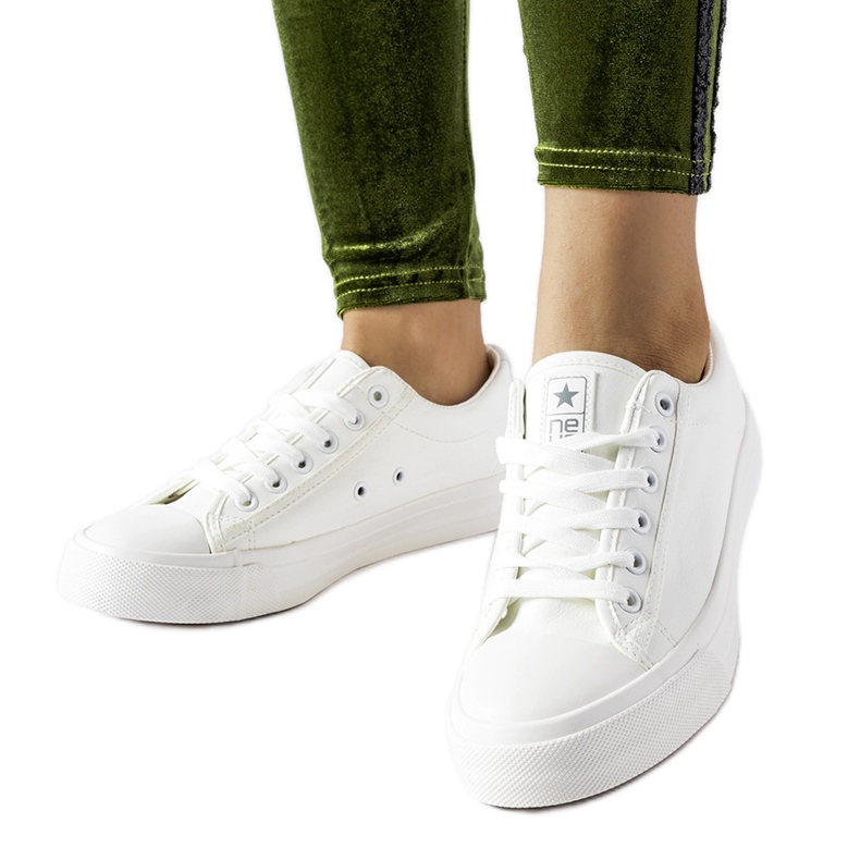 NEWS Fehér klasszikus Mushirah tornacipő