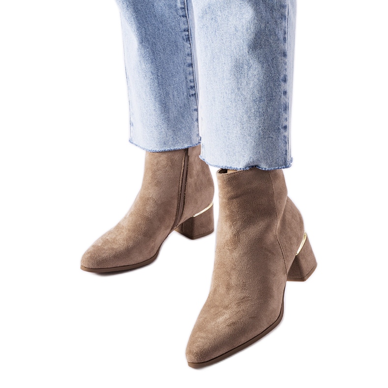 Bézs színű, alacsony sarkú bokacsizma a Tayyib márkától