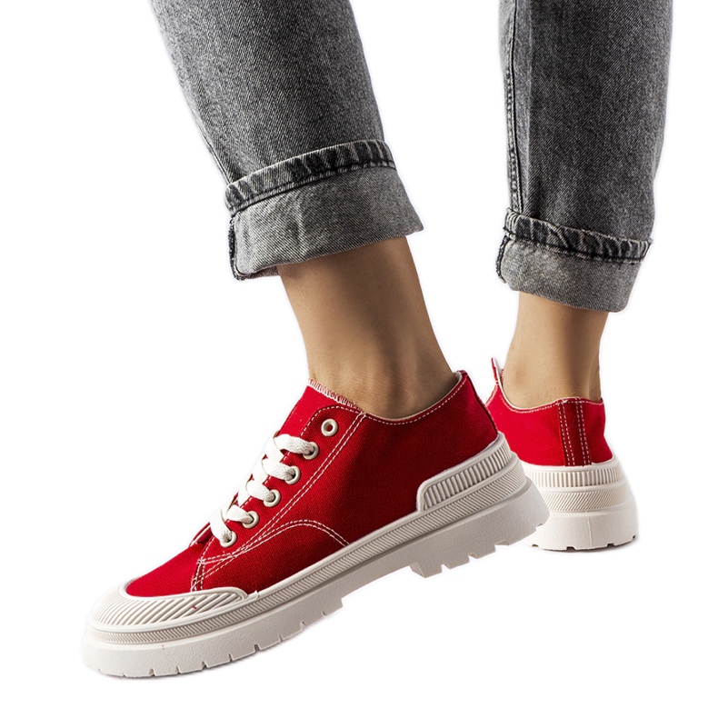 Piros szövet tornacipő a Nassartól