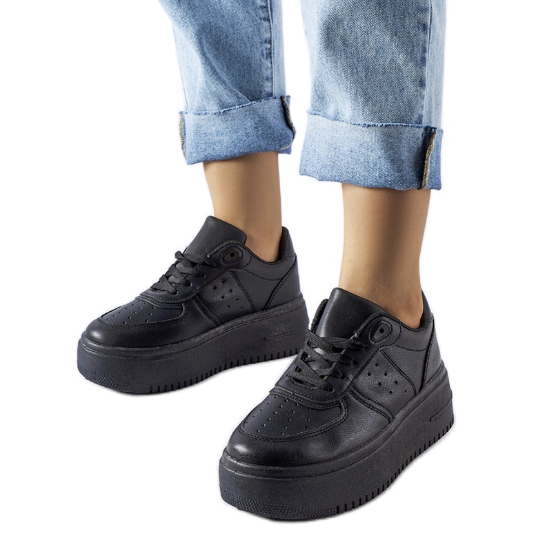 Fekete tornacipő a Kassab platformon