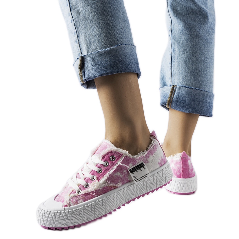 Inna A Safiy kék tornacipői horzsolásokkal