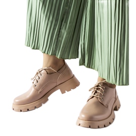 Bézs színű cipő matt Charleston bevonattal