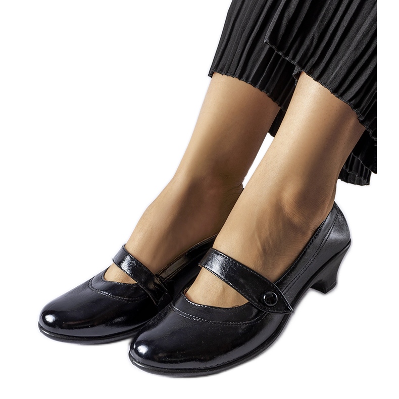 Fekete alacsony sarkú Simi pumpák