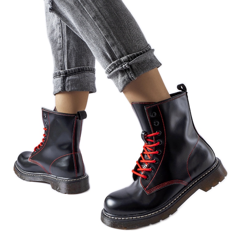 Inna Piros Rocco cérnával díszített fekete csizma