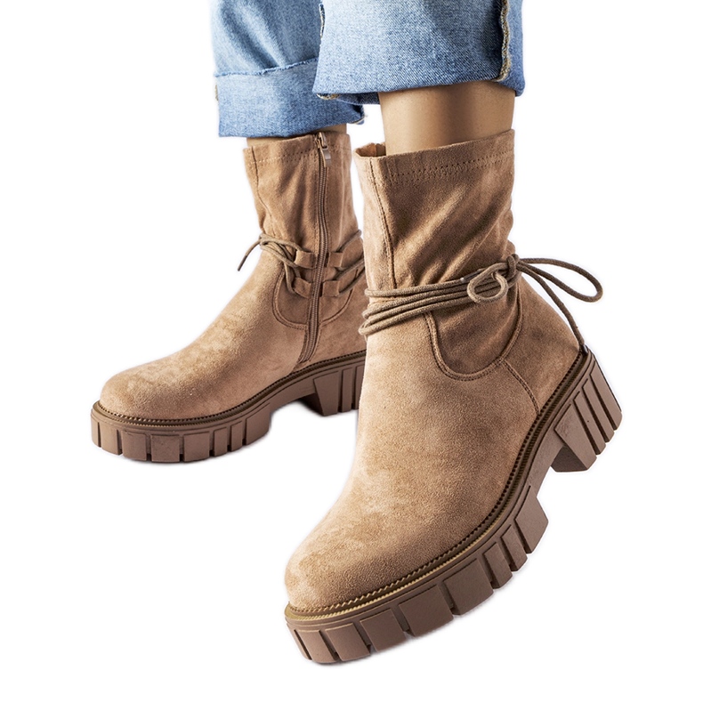 Bézs bokacsizma Averardo nyakkendővel