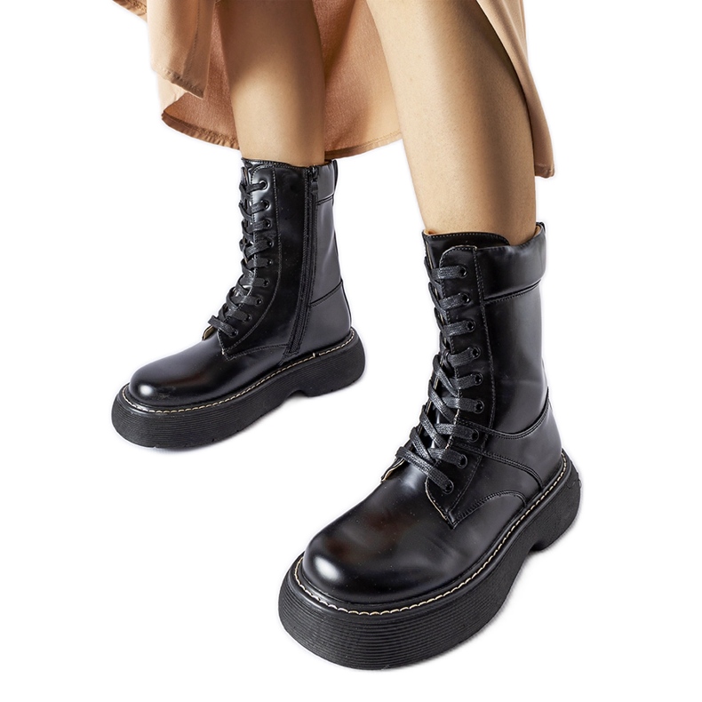 Fekete szigetelt munkáscsizma a Davi platformon