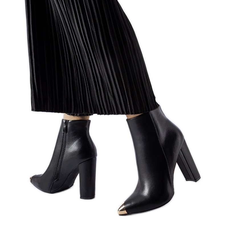 Fekete Sacra csizma fém orrral