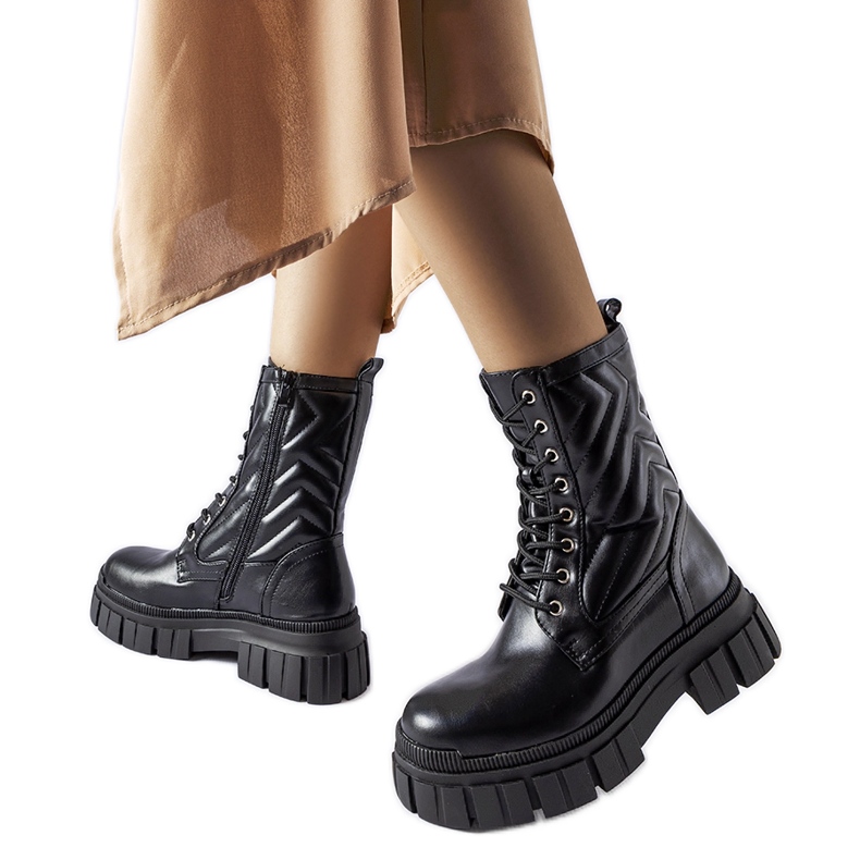 Fiacre foltvarrással díszített fekete munkáscsizma