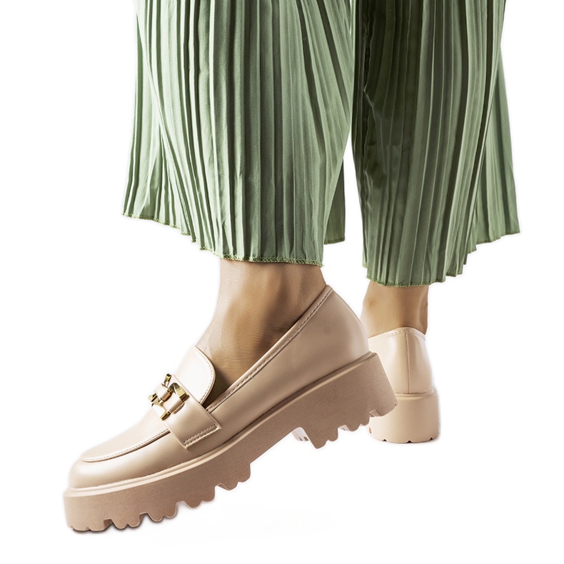 Inna Piazzo csattal díszített bézs színű női mokaszinok