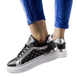 Fekete tornacipő ezüst Leo díszítéssel