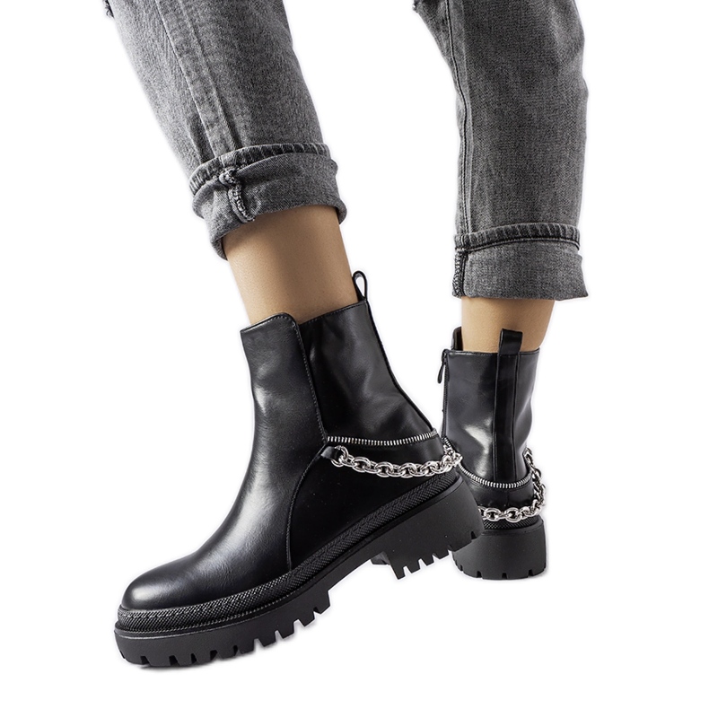 Fekete bokacsizma Muqaddim lánccal