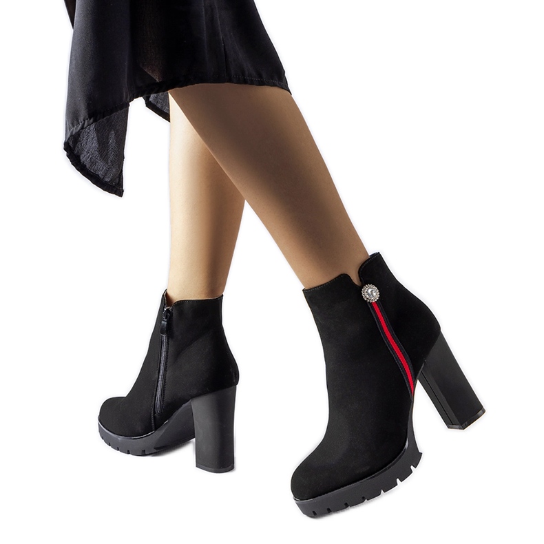 Fekete szatén bokacsizma a Rogeno márkától