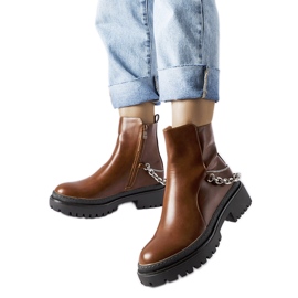 Barna bokacsizma Muqaddim lánccal Barna bokacsizma Muqaddim lánccal