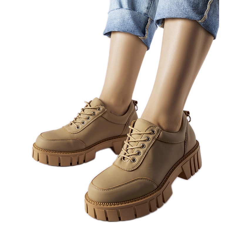 Barna cipő matt felülettel a Severino cégtől bézs